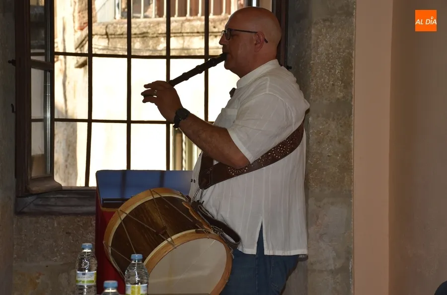 Foto 4 - Juan Pablo Gonz&aacute;lez se encarga de despedir el curso de la Escuela de Tamborileros