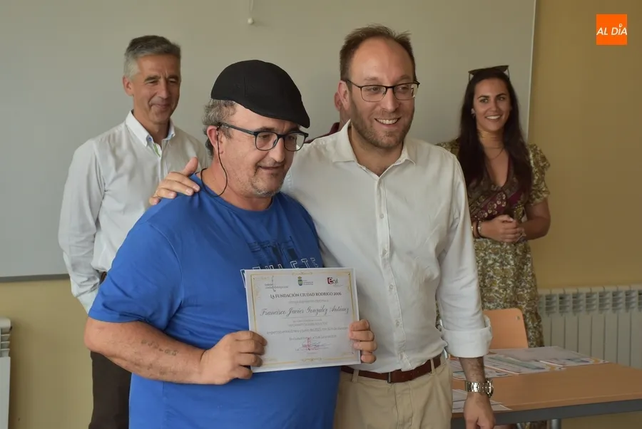 Foto 2 - Distinguida la alumna de mayor edad del Centro de Nuevas Tecnolog&iacute;as en el acto de entrega de diplomas