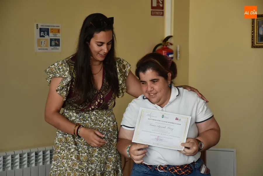 Foto 3 - Distinguida la alumna de mayor edad del Centro de Nuevas Tecnolog&iacute;as en el acto de entrega de diplomas