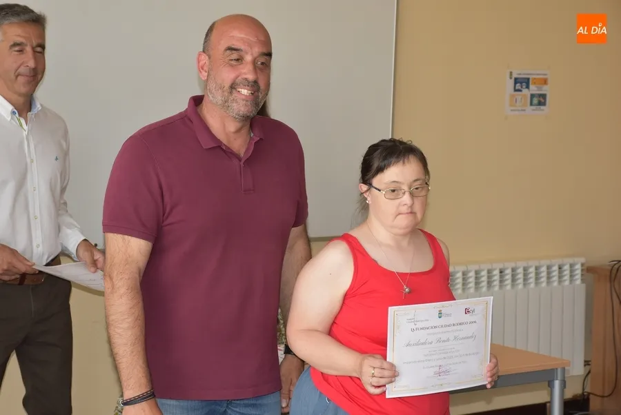 Foto 4 - Distinguida la alumna de mayor edad del Centro de Nuevas Tecnolog&iacute;as en el acto de entrega de diplomas