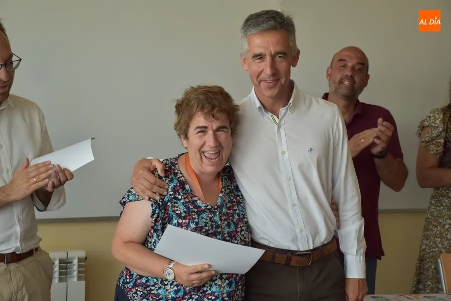 Foto 5 - Distinguida la alumna de mayor edad del Centro de Nuevas Tecnolog&iacute;as en el acto de entrega de diplomas