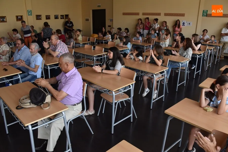 Foto 6 - Distinguida la alumna de mayor edad del Centro de Nuevas Tecnolog&iacute;as en el acto de entrega de diplomas