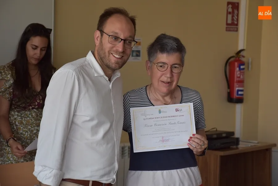 Foto 7 - Distinguida la alumna de mayor edad del Centro de Nuevas Tecnolog&iacute;as en el acto de entrega de diplomas