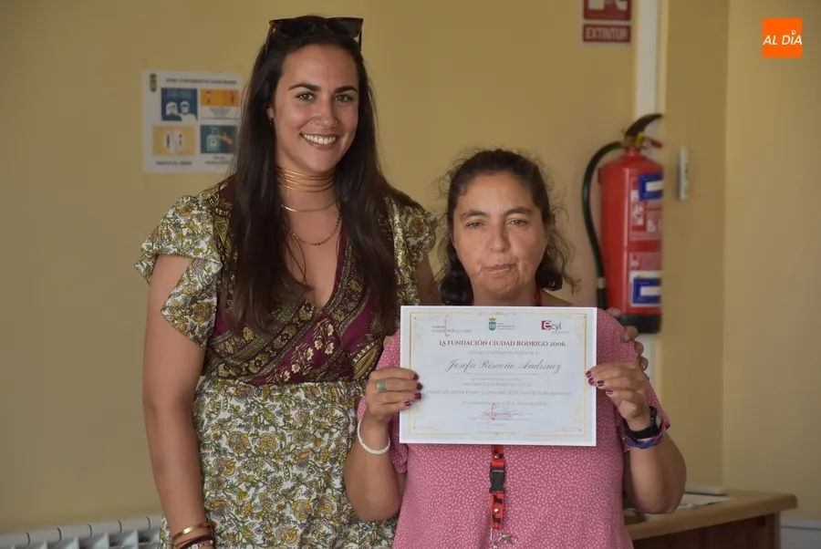 Foto 8 - Distinguida la alumna de mayor edad del Centro de Nuevas Tecnolog&iacute;as en el acto de entrega de diplomas