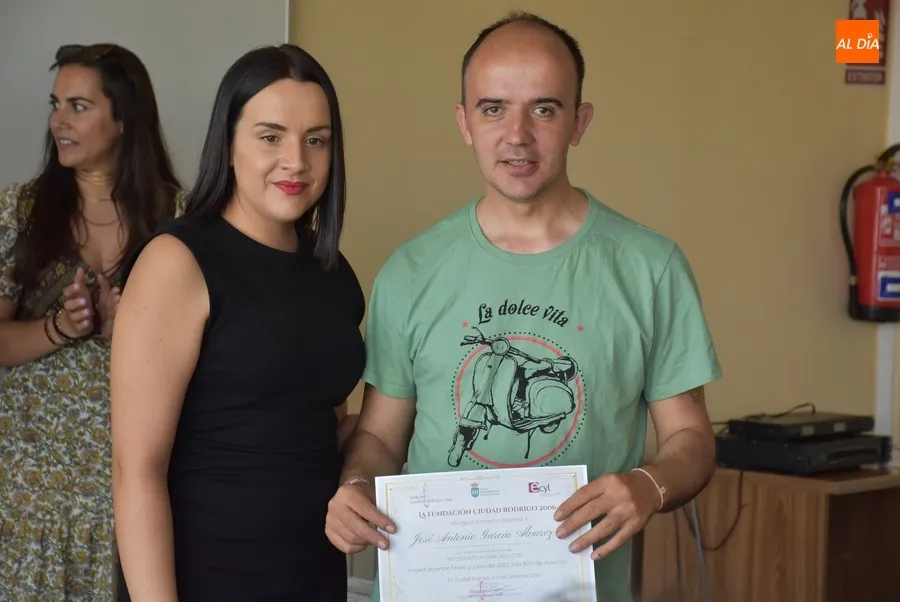 Foto 9 - Distinguida la alumna de mayor edad del Centro de Nuevas Tecnolog&iacute;as en el acto de entrega de diplomas