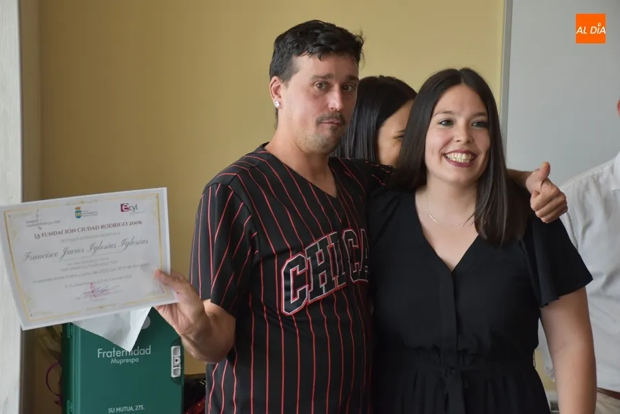 Foto 10 - Distinguida la alumna de mayor edad del Centro de Nuevas Tecnolog&iacute;as en el acto de entrega de diplomas