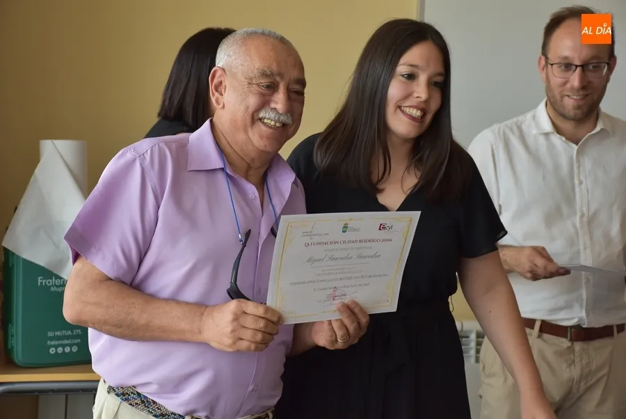 Foto 11 - Distinguida la alumna de mayor edad del Centro de Nuevas Tecnolog&iacute;as en el acto de entrega de diplomas