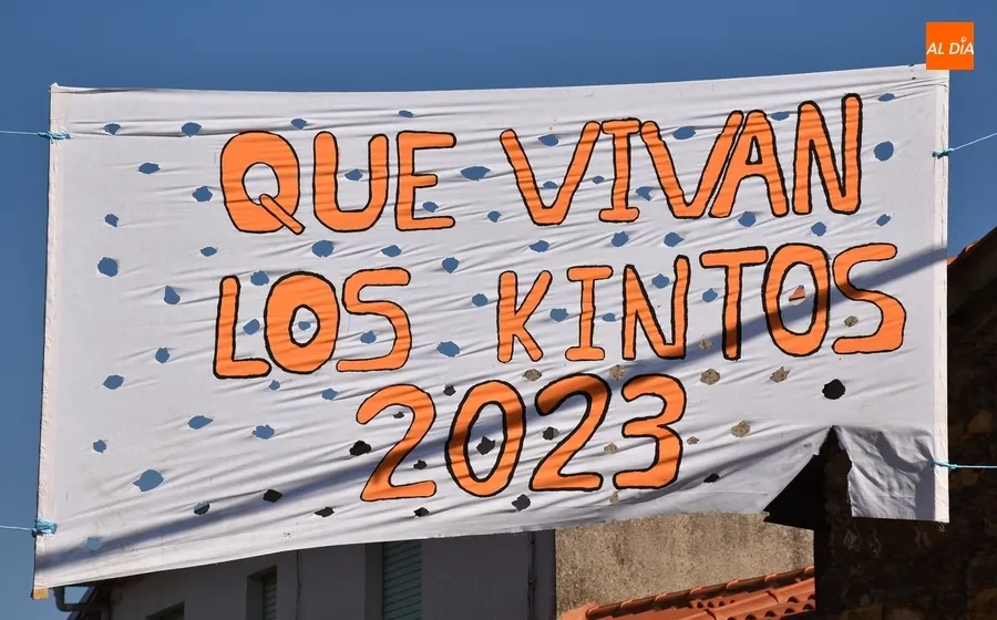 Foto 2 - Robledanos de todas las edades acompa&ntilde;an a los Kintos 2023 en el izado del pino