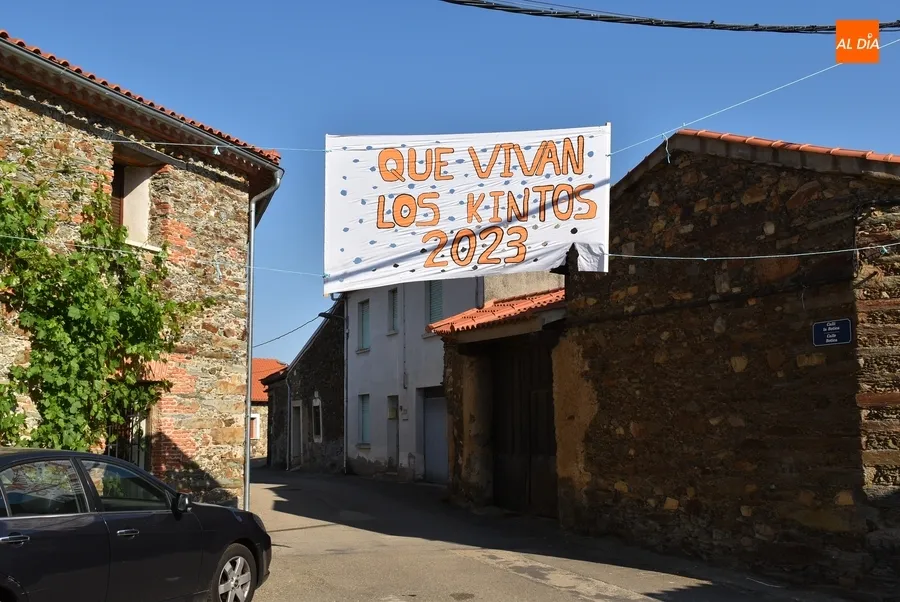 Foto 3 - Robledanos de todas las edades acompa&ntilde;an a los Kintos 2023 en el izado del pino
