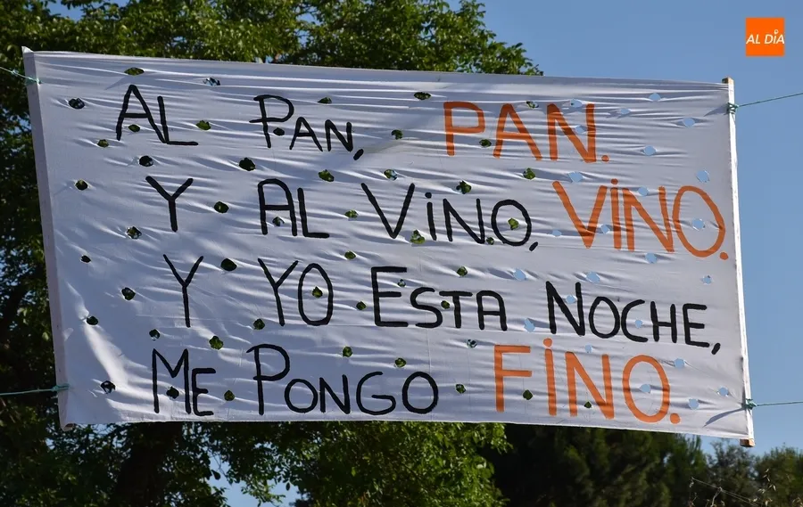 Foto 5 - Robledanos de todas las edades acompa&ntilde;an a los Kintos 2023 en el izado del pino