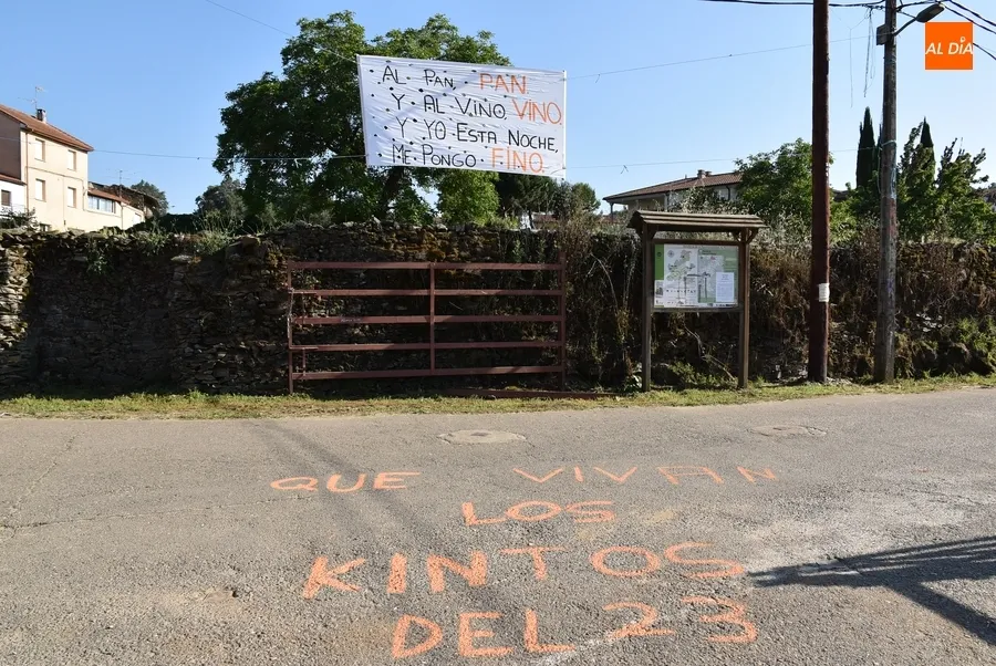 Foto 6 - Robledanos de todas las edades acompa&ntilde;an a los Kintos 2023 en el izado del pino