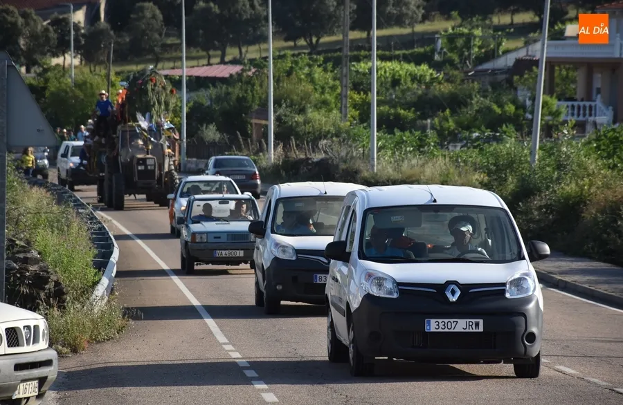 Foto 8 - Robledanos de todas las edades acompa&ntilde;an a los Kintos 2023 en el izado del pino