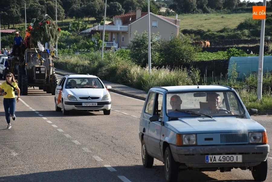 Foto 9 - Robledanos de todas las edades acompa&ntilde;an a los Kintos 2023 en el izado del pino