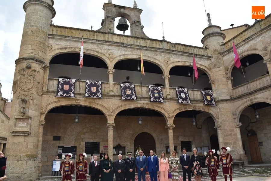 Foto 9 - La actual Corporaci&oacute;n mirobrigense vive su &uacute;ltimo acto callejero