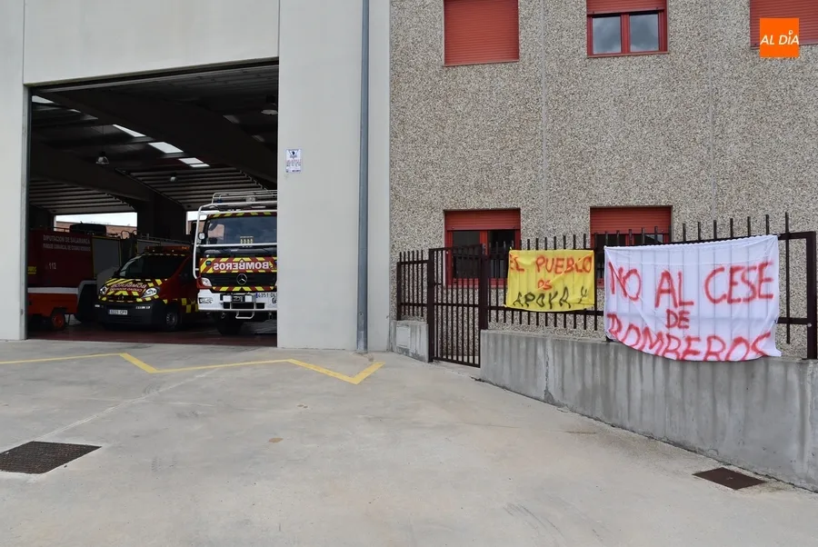 Foto 2 - Aparecen pancartas en defensa de los Bomberos en el &uacute;ltimo d&iacute;a de 123 a&ntilde;os de historia