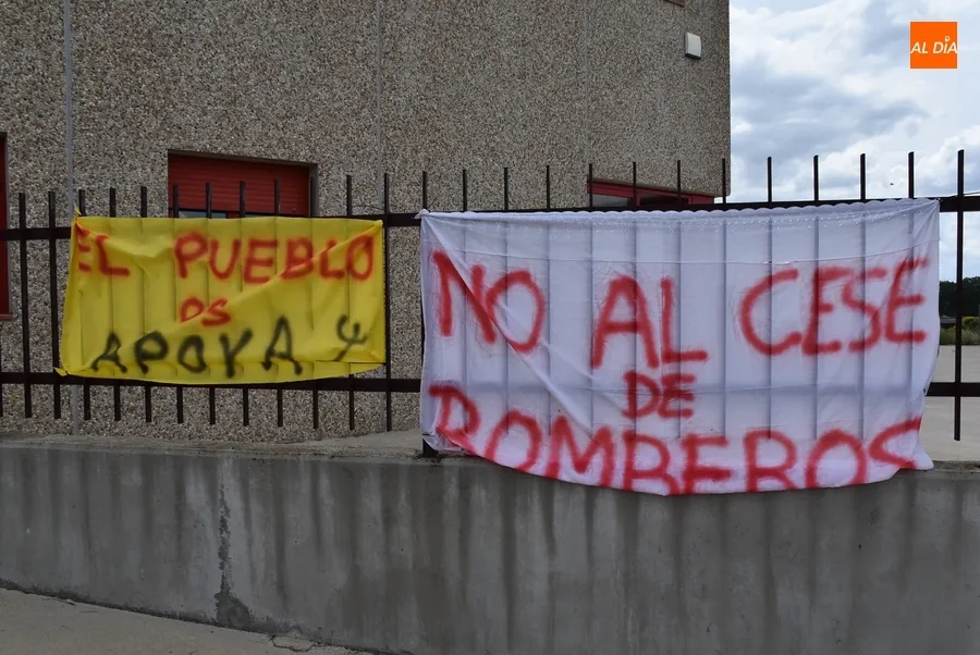 Foto 3 - Aparecen pancartas en defensa de los Bomberos en el &uacute;ltimo d&iacute;a de 123 a&ntilde;os de historia
