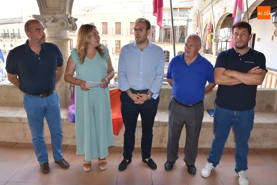 Foto 2 - El Ayuntamiento extiende en su fachada la bandera arco&iacute;ris con motivo del D&iacute;a del Orgullo