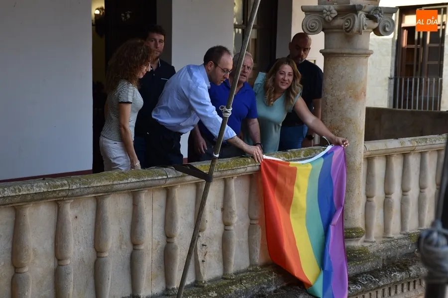 Foto 3 - El Ayuntamiento extiende en su fachada la bandera arco&iacute;ris con motivo del D&iacute;a del Orgullo
