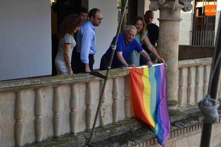 Foto 4 - El Ayuntamiento extiende en su fachada la bandera arco&iacute;ris con motivo del D&iacute;a del Orgullo