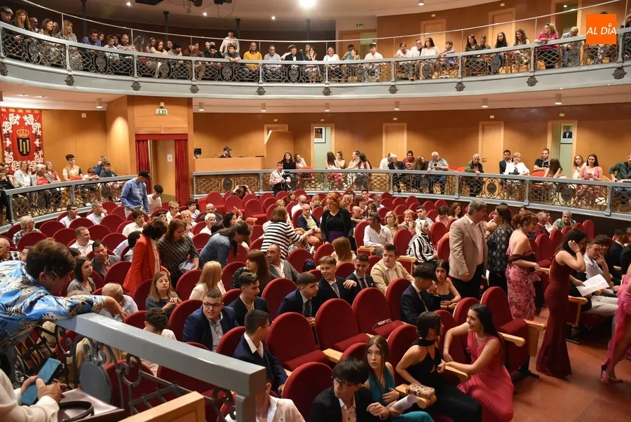 Foto 2 - Los alumnos del IES Fray Diego se grad&uacute;an deseando que nunca falten sue&ntilde;os, energ&iacute;a... y wifi