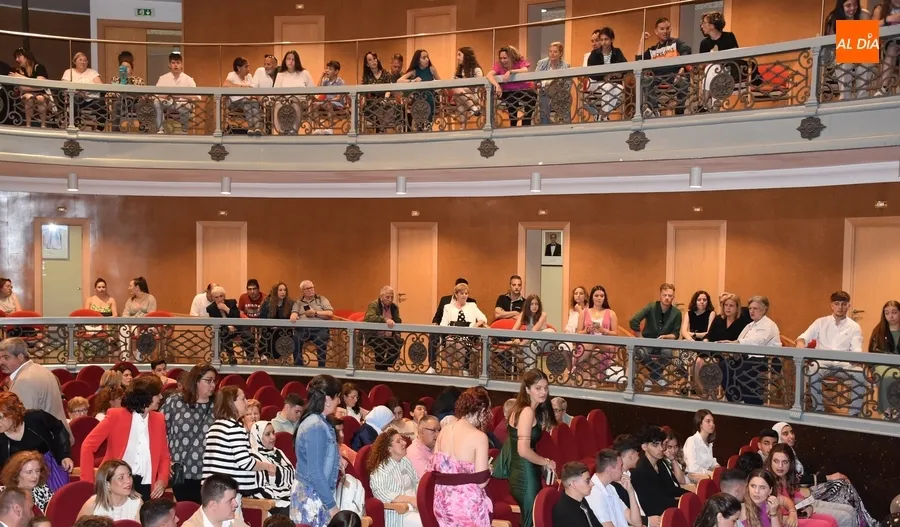 Foto 3 - Los alumnos del IES Fray Diego se grad&uacute;an deseando que nunca falten sue&ntilde;os, energ&iacute;a... y wifi
