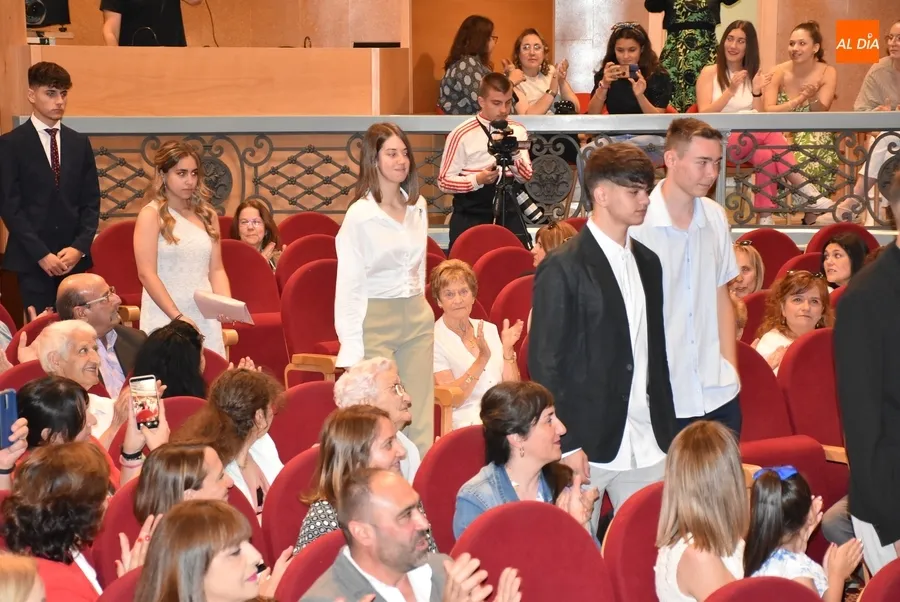 Foto 9 - Los alumnos del IES Fray Diego se grad&uacute;an deseando que nunca falten sue&ntilde;os, energ&iacute;a... y wifi