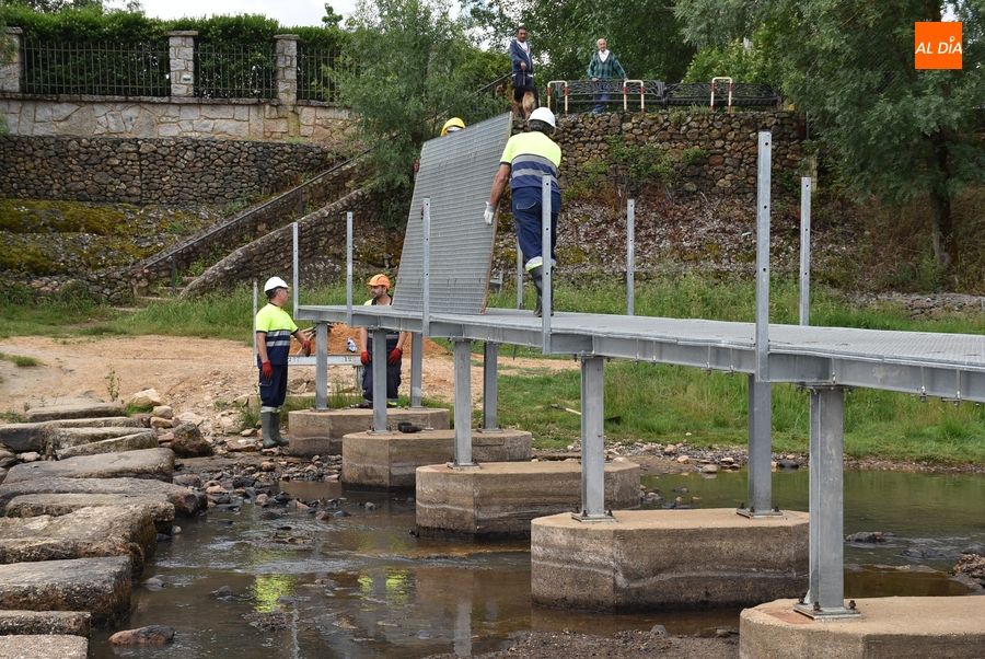 Foto 3 - Instalada la pasarela del río