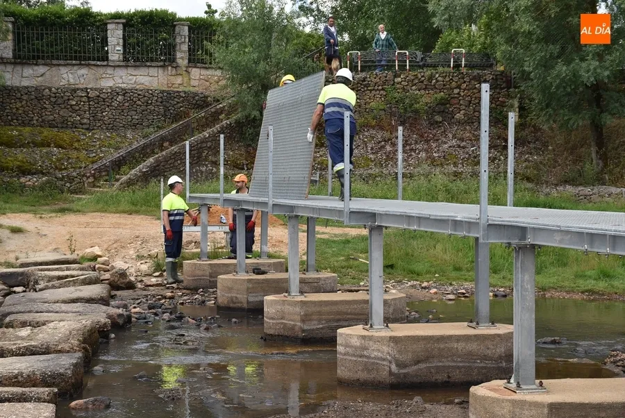 Foto 3 - Instalada la pasarela del r&iacute;o
