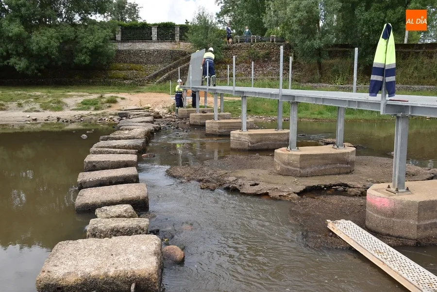 Foto 4 - Instalada la pasarela del r&iacute;o