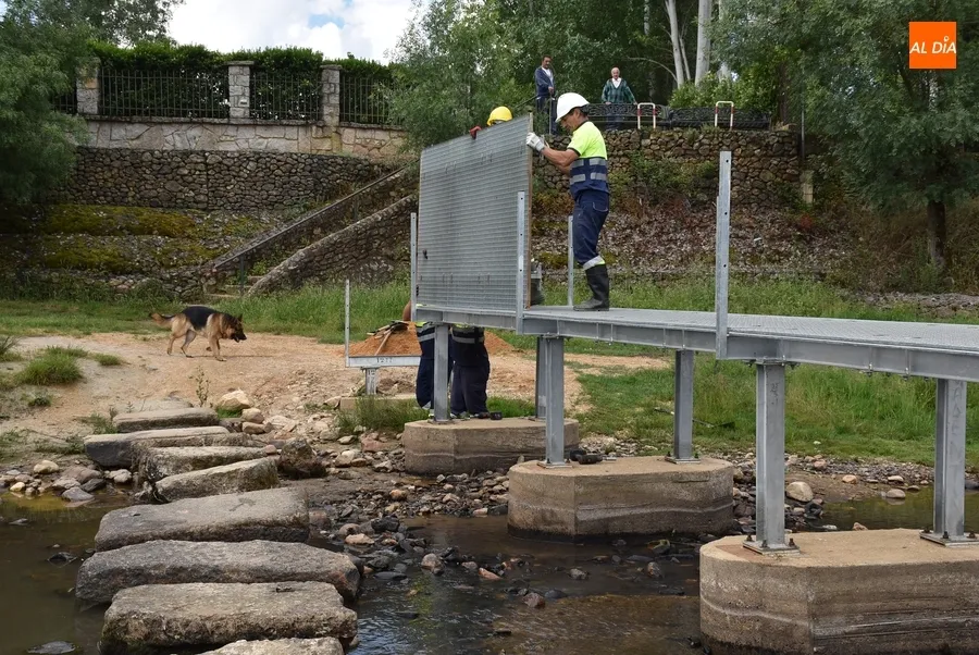 Foto 5 - Instalada la pasarela del r&iacute;o
