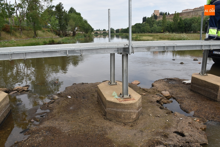 Foto 6 - Instalada la pasarela del río