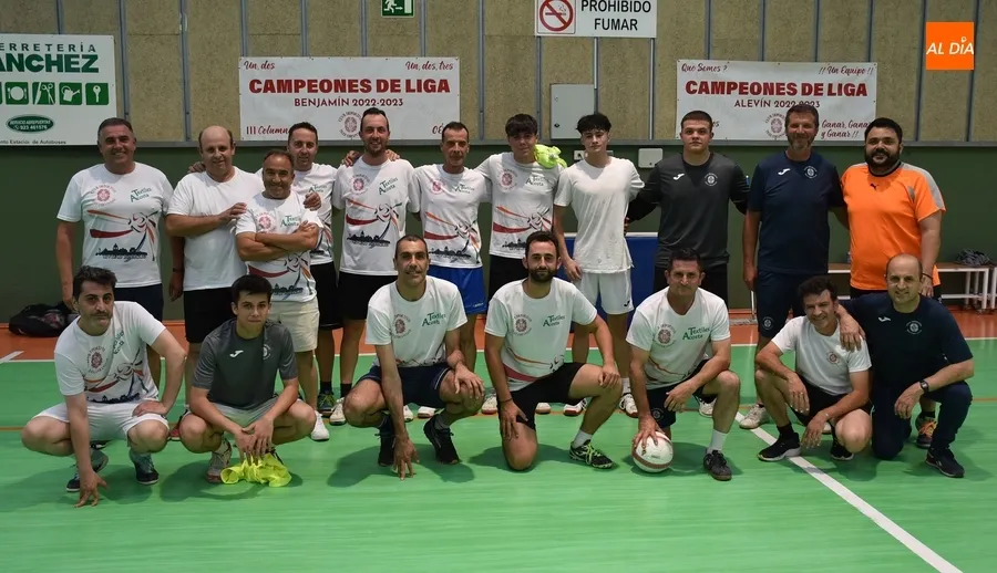 Foto 4 - Los t&eacute;cnicos del III Columnas juegan un partidillo antes de irse de vacaciones