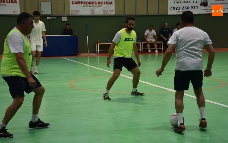 Foto 5 - Los t&eacute;cnicos del III Columnas juegan un partidillo antes de irse de vacaciones