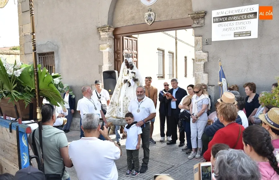Foto 2 - Los romeros se ponen en marcha bendecidos por el Obispo y con una &oacute;ptima temperatura