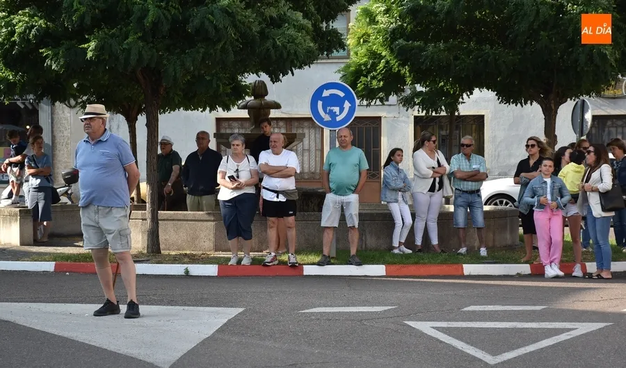 Foto 4 - Los romeros se ponen en marcha bendecidos por el Obispo y con una &oacute;ptima temperatura