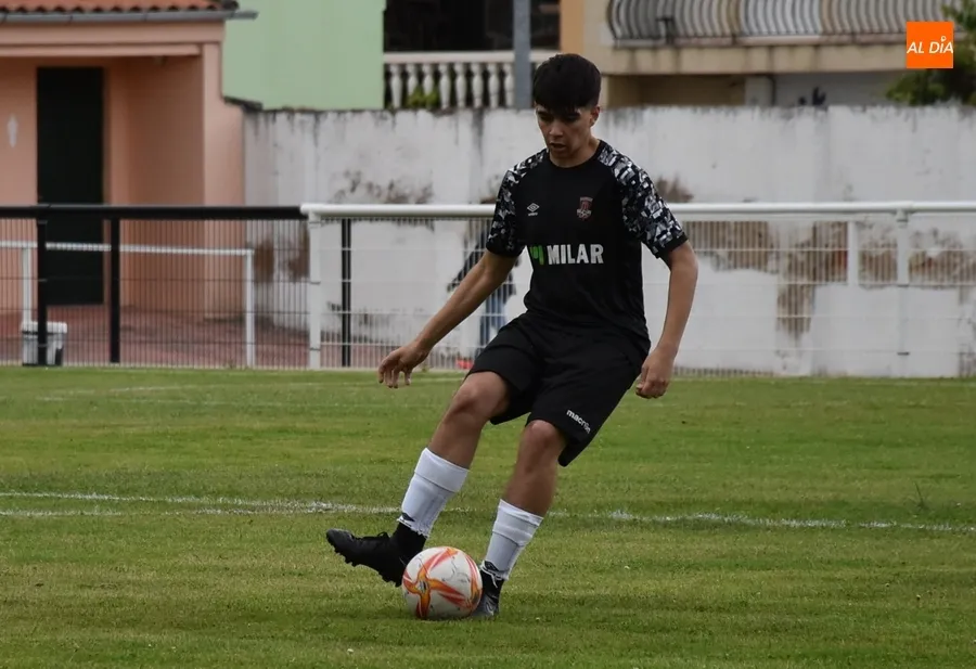 Foto 2 - El Juvenil del Ciudad Rodrigo arranca con una clara victoria el Torneo en homenaje a Miguel Gonz&aacute;lez