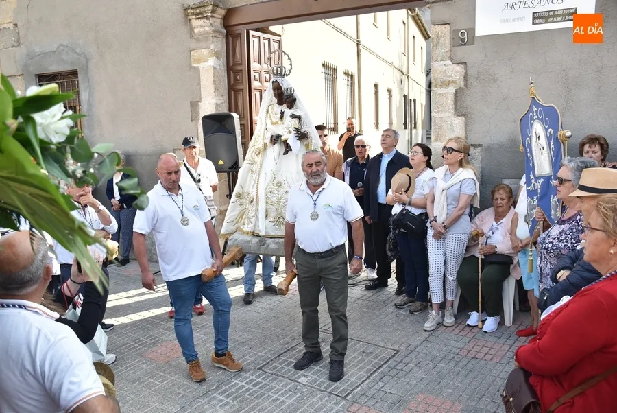 Foto 6 - Los romeros se ponen en marcha bendecidos por el Obispo y con una &oacute;ptima temperatura