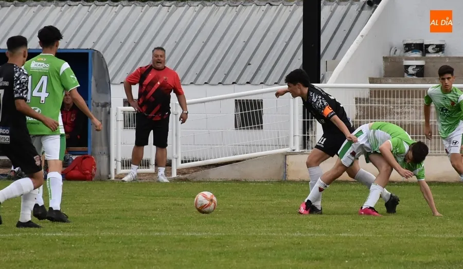 Foto 6 - El Juvenil del Ciudad Rodrigo arranca con una clara victoria el Torneo en homenaje a Miguel Gonz&aacute;lez