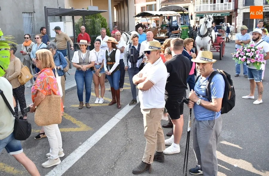 Foto 9 - Los romeros se ponen en marcha bendecidos por el Obispo y con una &oacute;ptima temperatura