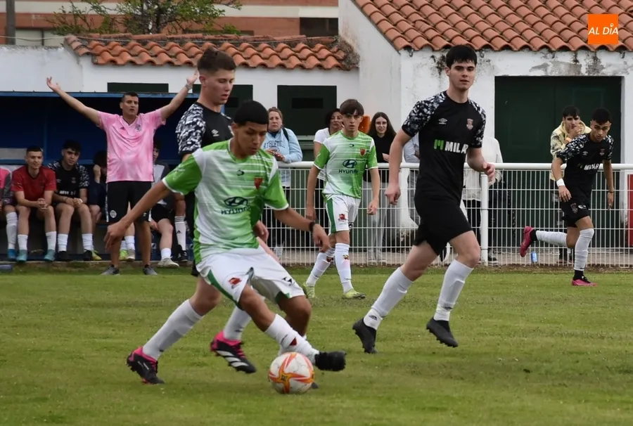 Foto 8 - El Juvenil del Ciudad Rodrigo arranca con una clara victoria el Torneo en homenaje a Miguel Gonz&aacute;lez