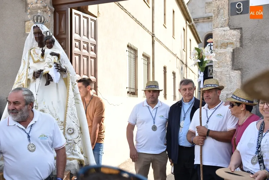 Foto 11 - Los romeros se ponen en marcha bendecidos por el Obispo y con una &oacute;ptima temperatura