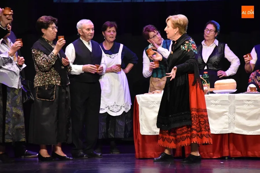 Foto 6 - Espectacular asistencia a la &lsquo;Ronda de Boda&rsquo; del grupo de teatro de la Universidad de la Experiencia