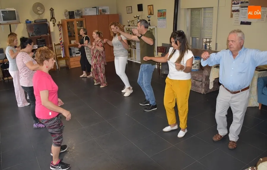 Foto 2 - &Uacute;ltimo d&iacute;a de clase para los alumnos de baile y percusi&oacute;n de la AVV de la Avenida de Espa&ntilde;a