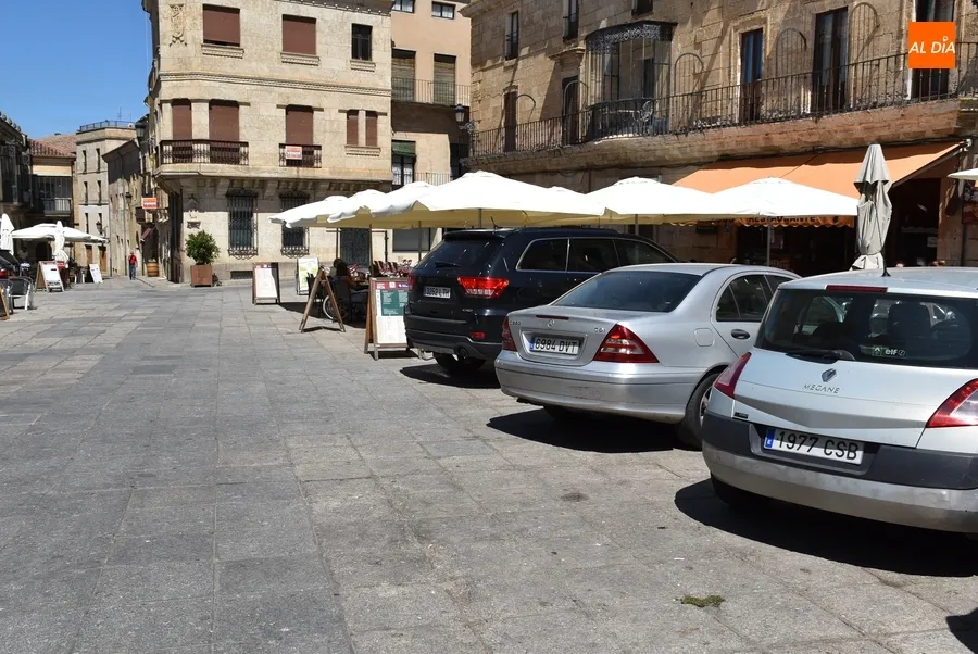 Foto 4 - Los coches se despiden hasta septiembre de la Plaza Mayor