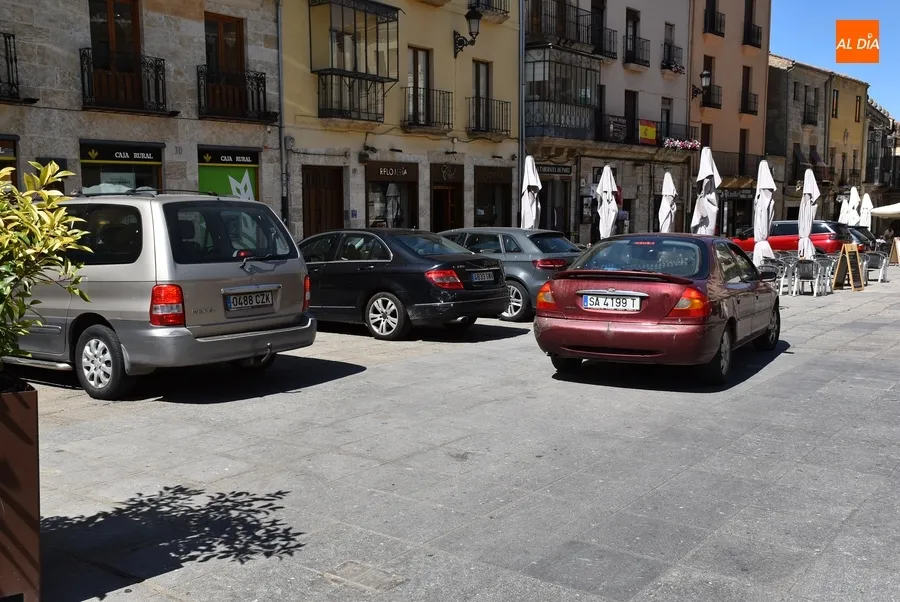 Foto 5 - Los coches se despiden hasta septiembre de la Plaza Mayor