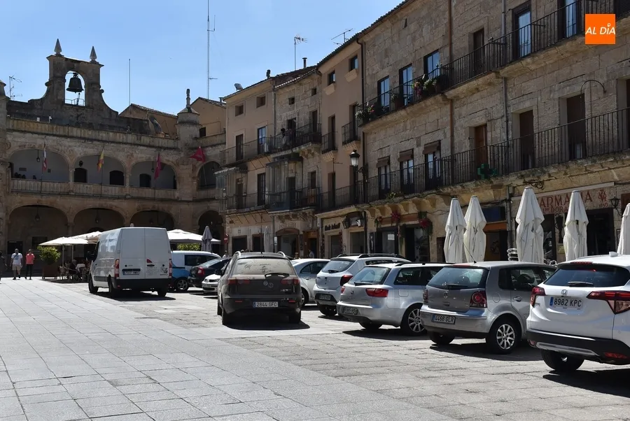 Foto 3 - Los coches se despiden hasta septiembre de la Plaza Mayor