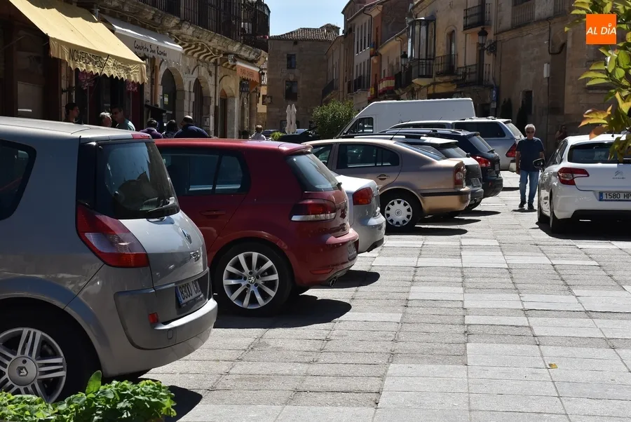 Foto 2 - Los coches se despiden hasta septiembre de la Plaza Mayor