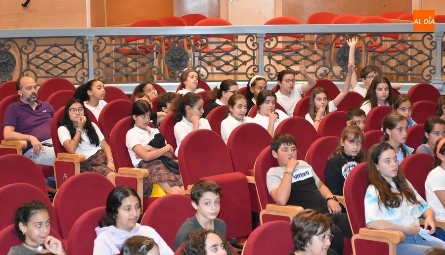 Foto 6 - Los alumnos de 5&ordm; se acercan tambi&eacute;n a disfrutar del Festival &lsquo;Provincia a Escena&rsquo;