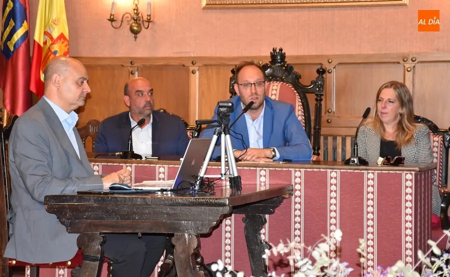 Foto 6 - Besos, abrazos y hasta l&aacute;grimas en el &uacute;ltimo Pleno de la legislatura en el Ayuntamiento