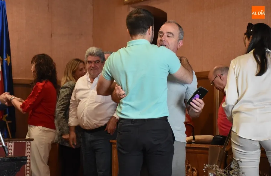 Foto 7 - Besos, abrazos y hasta l&aacute;grimas en el &uacute;ltimo Pleno de la legislatura en el Ayuntamiento